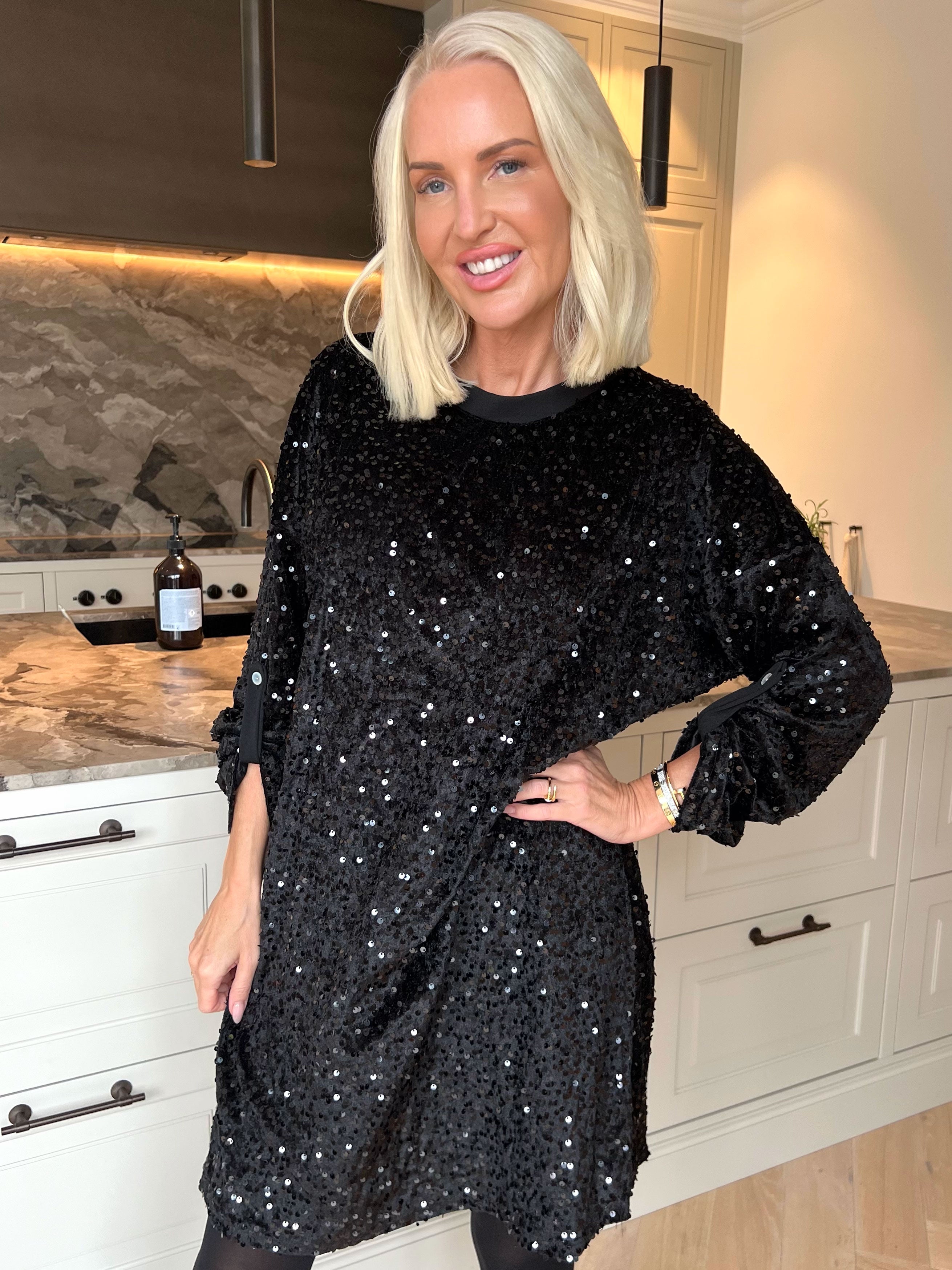 Ilaria - Plus size velourkjole i viskose med festlige pailletter, der giver et glamourøst look